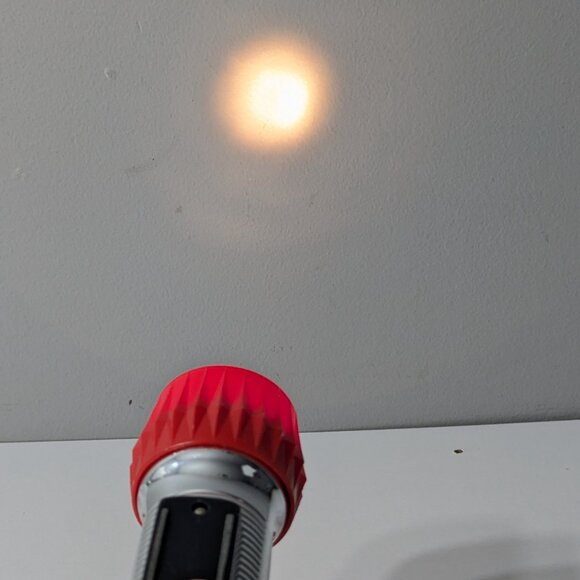 Vintage Eveready flashlight "magnet light" battery powered hand torch Hong Kong - Picture 6 of 13